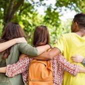 Mal di schiena nei giovani, ne soffre il 20%: errori da non fare, consigli e falsi miti