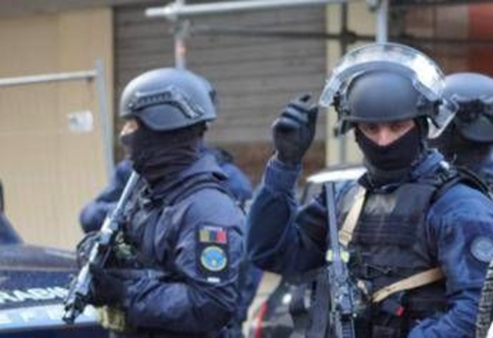Sequestri di persona, torture e bombe sul litorale romano: quattro arresti a Ostia