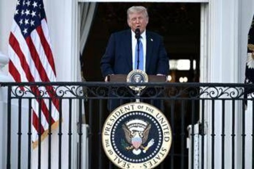 Trump vieta i viaggi negli Usa da 12 Paesi: &quot;Motivi di sicurezza&quot;
