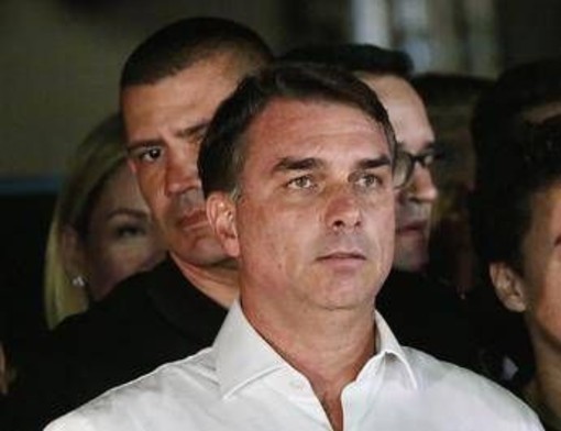 Brasile, Bolsonaro in fuga negli Usa? "Aereo in volo, il senatore è sparito" Brasile, Bolsonaro in fuga negli Usa? "Aereo in volo, il senatore è sparito"