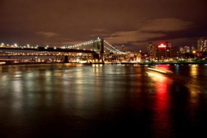 Si lancia nudo dal ponte di Brooklyn, sopravvissuto a volo di 85 metri - Guarda