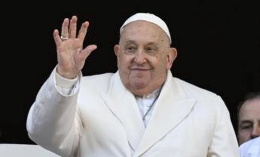 Papa Francesco, Vaticano: &quot;Lievi miglioramenti su infezione polmonare e uso della parola&quot;