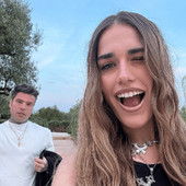 Clara e Fedez, la foto del 'bacio' fa infuriare lei: &quot;L'arte della prospettiva&quot;