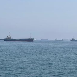 Usa lanciano nuovi attacchi contro Iran: "Teheran non deve minacciare navi" Usa lanciano nuovi attacchi contro Iran: "Teheran non deve minacciare navi"