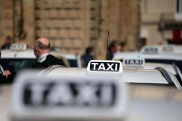 Caro carburanti, protesta dei taxi il 26 ottobre sotto il Mef Caro carburanti, protesta dei taxi il 26 ottobre sotto il Mef