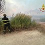 Incendio lungo linea ferroviaria a Grosseto, stop treni ed evacuato un albergo