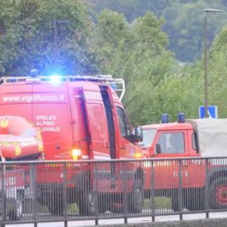 Scontro frontale, auto cade nel lago di Como: morto un uomo, grave una donna