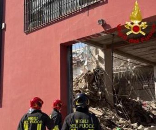 Messina, crolla edificio: vigili del fuoco cercano sei dispersi tra le macerie Messina, crolla edificio: vigili del fuoco cercano sei dispersi tra le macerie