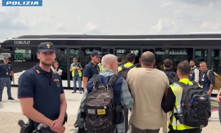Immigrazione, rimpatriati al Cairo con volo charter 23 egiziani espulsi Immigrazione, rimpatriati al Cairo con volo charter 23 egiziani espulsi