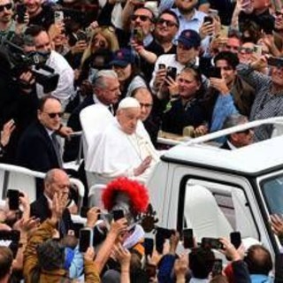 Papa Francesco, l'ultima apparizione: Pasqua con bagno di folla in papamobile