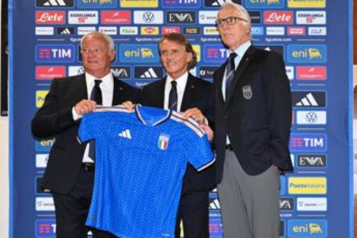 La Nazionale riparte dal tridente Malagò-Mancini-Ranieri: "Vogliamo vincere e riportare i giovani a vedere l'Italia ai Mondiali" La Nazionale riparte dal tridente Malagò-Mancini-Ranieri: "Vogliamo vincere e riportare i giovani a vedere l'Italia ai Mondiali"