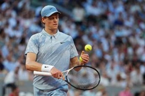 Sinner, il nuovo kit al Roland Garros non convince: "Sembra Cenerentolo" Sinner, il nuovo kit al Roland Garros non convince: "Sembra Cenerentolo"