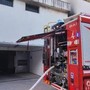 Roma, incendio in un box di via Vitellia: auto elettrica coinvolta, 6 intossicati Roma, incendio in un box di via Vitellia: auto elettrica coinvolta, 6 intossicati