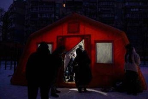 Ucraina, ondata di droni russi su Kiev: proseguono stop a corrente