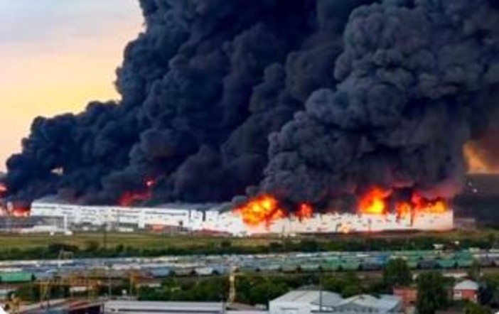 Droni ucraini in Russia, almeno due morti e incendi nei siti industriali: colpiti Wildberries e raffinerie Droni ucraini in Russia, almeno due morti e incendi nei siti industriali: colpiti Wildberries e raffinerie