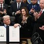 Trump firma la legge, finisce lo shutdown più lungo della storia Trump firma la legge, finisce lo shutdown più lungo della storia