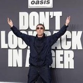 Oasis a Roma, Liam Gallagher scatenato sui social: le risposte (surreali) ai fan