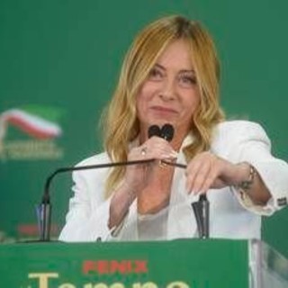Meloni punge le opposizioni: "Non cantate 'Bollo ciao'?". E mette Vannacci nel mirino: "A scuola tetto a stranieri e stop al burqa"