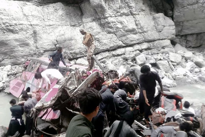 Bus precipita in un burrone in Pakistan, almeno 40 morti