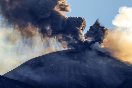 Prosegue eruzione Etna con cenere vulcanica, sospesi i voli in arrivo a Catania