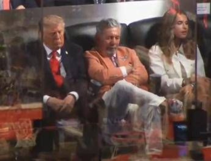 Trump e il pisolino alle Nba Finals, il video è virale: presidente nel mirino dei social