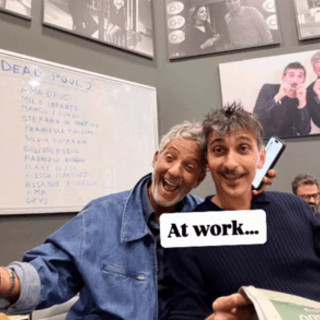 Fiorello e Biggio 'at work' in redazione ironizzano sul toto-morti, primo della lista Amadeus Fiorello e Biggio 'at work' in redazione ironizzano sul toto-morti, primo della lista Amadeus