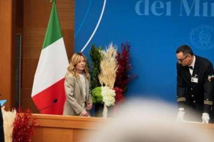 Giacca beige e chioma 'beachwaves', il look di Meloni in conferenza stampa