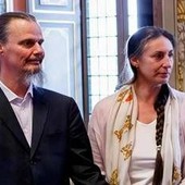 Famiglia nel bosco, bambini torneranno a casa "per poche ore" Famiglia nel bosco, bambini torneranno a casa "per poche ore"