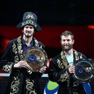 Medvedev, trionfo ad Almaty e primo successo dal 2023: lo 'strano' abito per la premiazione