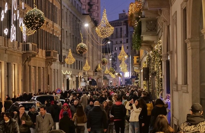 Tredicesime più ricche, gli italiani spenderanno 10 mld per i regali di Natale Tredicesime più ricche, gli italiani spenderanno 10 mld per i regali di Natale