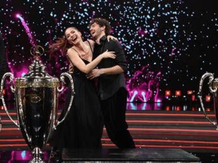 Delogu, promessa a Nikita: "Ti farò vincere il prossimo Ballando". Poi messaggio a Fialdini Delogu, promessa a Nikita: "Ti farò vincere il prossimo Ballando". Poi messaggio a Fialdini