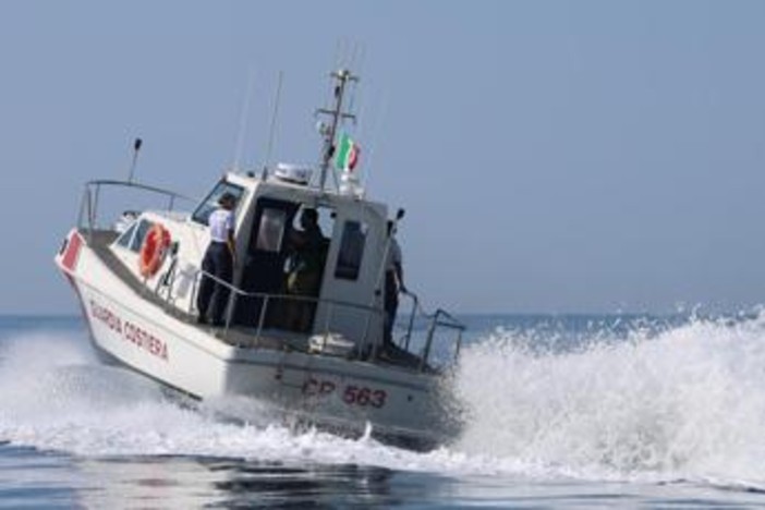 Savona, coppia in difficoltà in acqua ad Andora: bagnino si tuffa per salvarli, ma muore insieme all'uomo Savona, coppia in difficoltà in acqua ad Andora: bagnino si tuffa per salvarli, ma muore insieme all'uomo