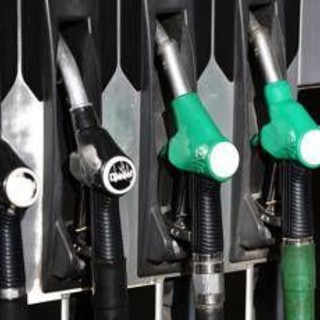 Carburanti, Gros (Bocconi) avverte: "No ai sussidi del governo, misura regressiva" Carburanti, Gros (Bocconi) avverte: "No ai sussidi del governo, misura regressiva"