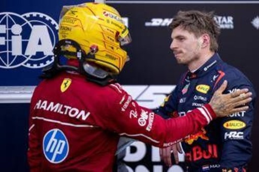 Hamilton-Verstappen, scintille a Monaco: 'impeding' dell'inglese, poi si chiariscono