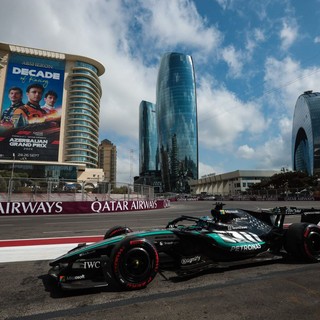 Russell vince a Baku davanti a Verstappen, 4° Leclerc e 5° Antonelli