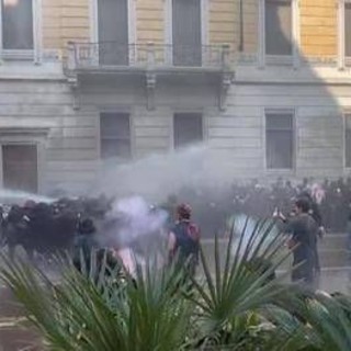 Remigration summit, scontri al corteo degli antagonisti a Milano