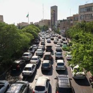 Iran, fuga da Teheran: &quot;Strade intasate e file per la benzina&quot;