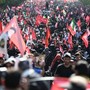 Iran, iniziata a Teheran processione per funerali di Khamenei