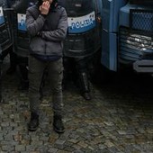 Tifoso ferito in scontri derby Torino, Procura: "Chiesti domiciliari per agente, lacrimogeno lanciato in modo non conforme" Tifoso ferito in scontri derby Torino, Procura: "Chiesti domiciliari per agente, lacrimogeno lanciato in modo non conforme"