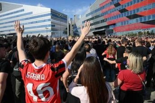 Milan-Monza, al 15' curva rossonera abbandona lo stadio