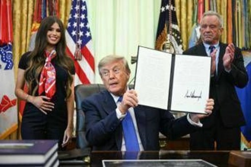 Trump cambia le 'regole' per i vaccini dei bambini: "Ora tassi elevati di autismo"