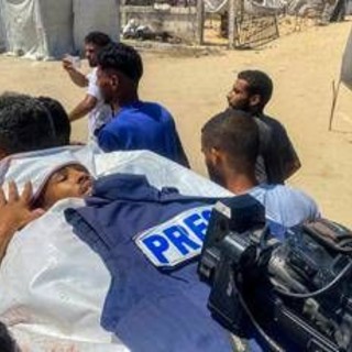 Gaza, raid di Israele su ospedale Nasser: &quot;Almeno 20 morti tra cui cinque giornalisti&quot;