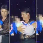 Sal Da Vinci nella bufera, abbraccia e bacia una bambina disabile durante il concerto: è polemica Sal Da Vinci nella bufera, abbraccia e bacia una bambina disabile durante il concerto: è polemica