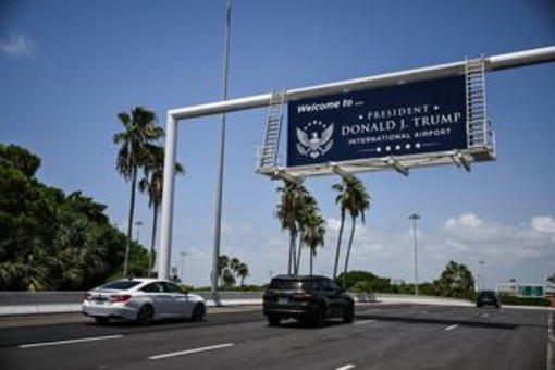 Da ponti e autostrade all'aeroporto di Palm Beach, Trump conquista la toponomastica Usa Da ponti e autostrade all'aeroporto di Palm Beach, Trump conquista la toponomastica Usa