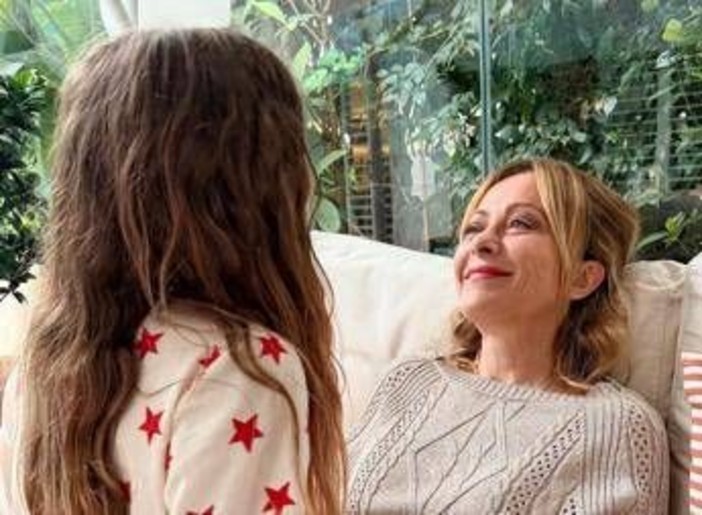 Festa della mamma, da Meloni a Conte gli auguri della politica Festa della mamma, da Meloni a Conte gli auguri della politica