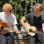 Ed Sheeran e Alfa cantano e suonano insieme, duetto inaspettato a Roma - Video