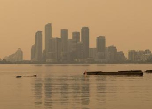 Canada, oltre 200 incendi fuori controllo: fumo 'invade' gli Usa