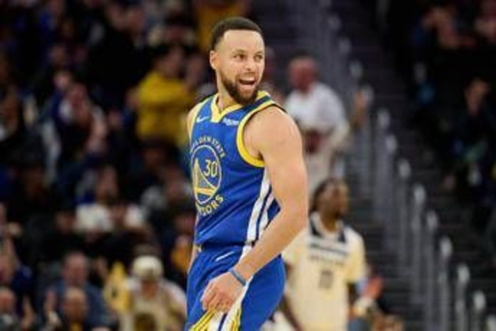 Curry, magia in Nba: fa canestro... dal tunnel degli spogliatoi Curry, magia in Nba: fa canestro... dal tunnel degli spogliatoi