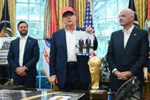 Trump e la foto con Putin: &quot;Vuole venire in Usa per Mondiali di calcio&quot;