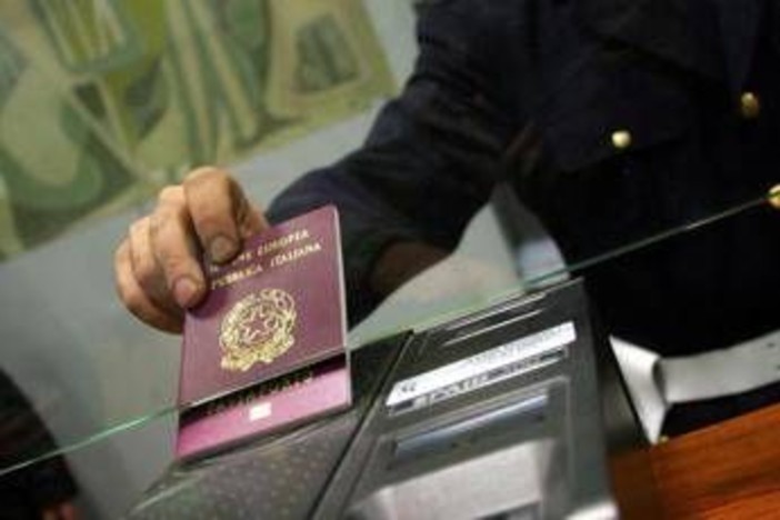 Migranti, Spagna ripristina controlli alle frontiere per viaggiatori dall’Italia Migranti, Spagna ripristina controlli alle frontiere per viaggiatori dall’Italia